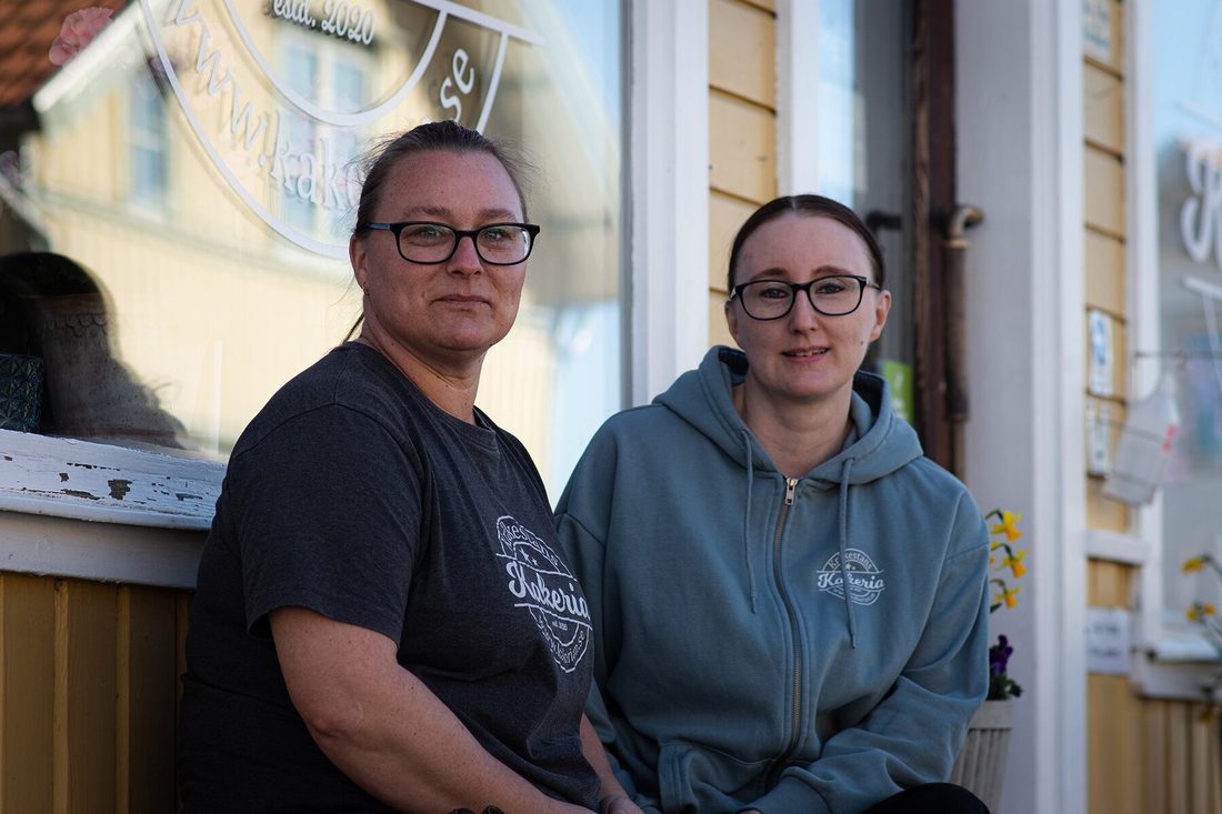 Malin och Maria står tillsammans utanför Kakerian i sina arbetskläder